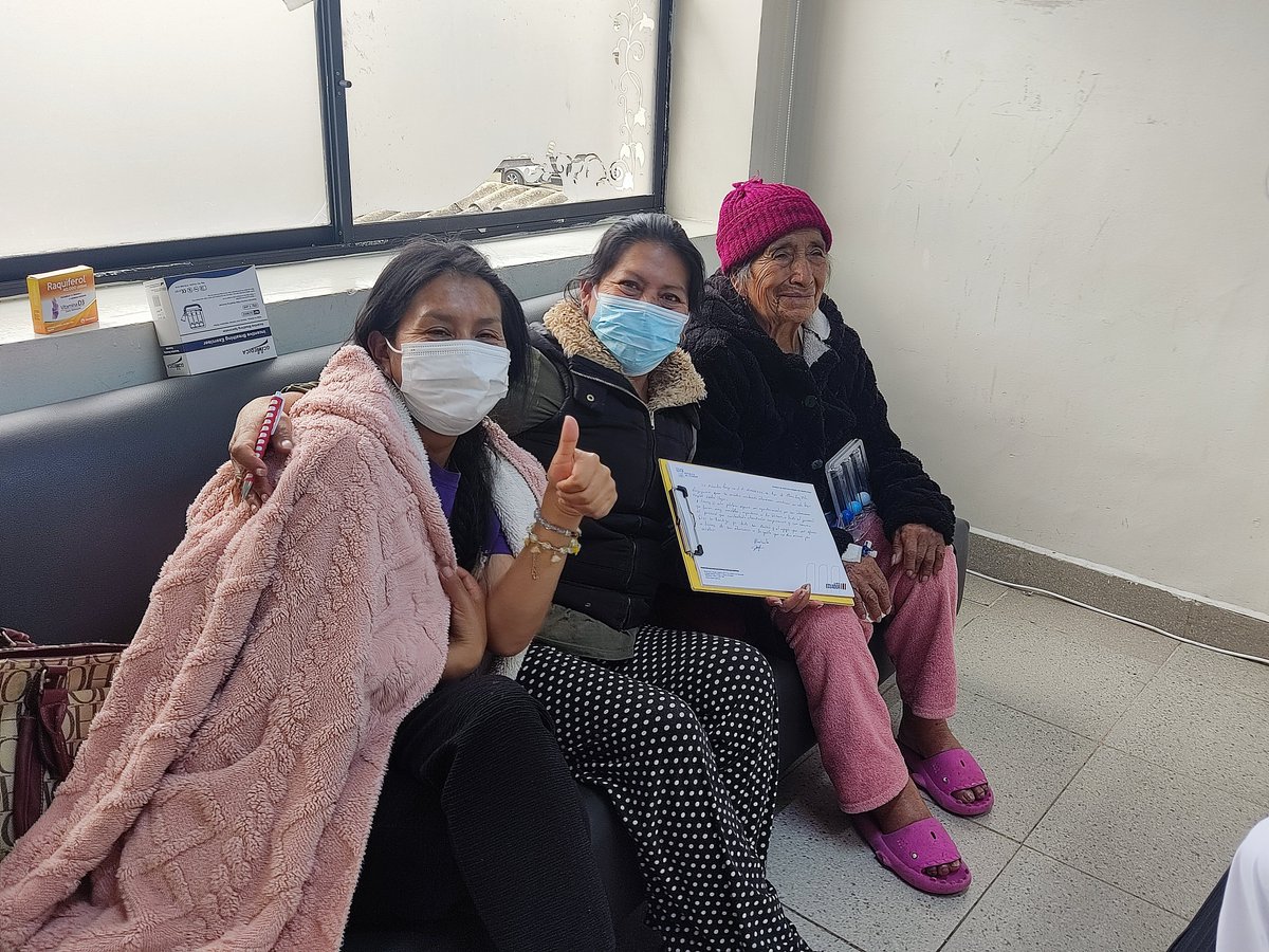 HospAdultoMayor's tweet photo. 💙 La familia de la Sra. Clara Luz Villa agradeció al @HospAdultoMayor por la atención brindada. Tras 12 días hospitalizada por una infección y complicaciones, hoy se encuentra recuperada gracias al cuidado continuo, el compromiso y calidez de nuestro personal de salud. 🌿 #HAIAM https://t.co/gZHp24U2sV