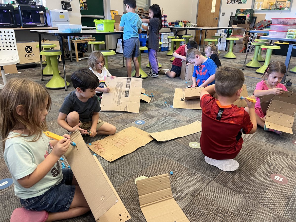 KnIhT_tNeReFfId's tweet photo. Kindergarten is learned a life skill “Righty Tighty and Lefty Loosey,” with @Makedo!!! Boxitects is a great book about teamwork and cardboard engineering!!! #stem #engineering #makedo #boxitects #makerspace #makersgonnamake @SVViperPride @DVUSD https://t.co/68jAbNqltZ