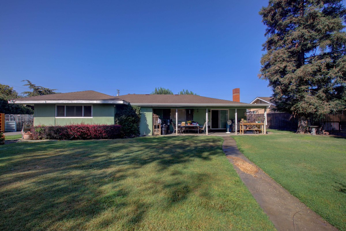 tdbad's tweet photo. Hobbyists &amp; car lovers, this is for you! 🚗✨ Custom 3 bed, 2 bath home in Hughson on nearly an acre. Enjoy a huge 80x25 shop (electric, bathroom, car lift) plus a bright great room &amp; versatile den. Endless potential! Tour: https://t.co/EyIXa74tw7 #HughsonRealEstate https://t.co/ww7JExBlhz