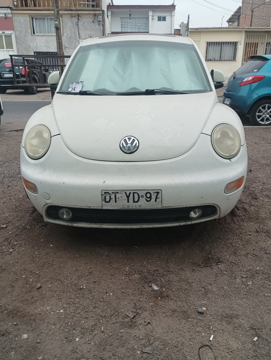 Ese auto lleva una semana botado afuera de la casa 😱 #Iquique ¿Se lo habrán robado?
