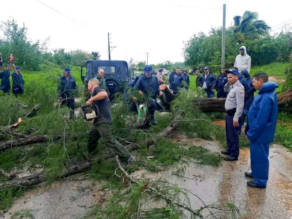 Combatientes de la Policia Nacional Revolucionaria en Holguín entregados a las tareas de recuperación.
#FARCuba