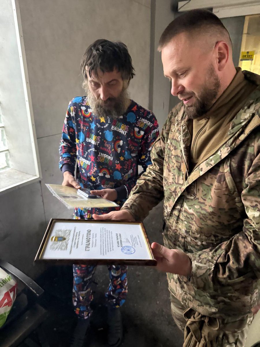 HromadskeUA's tweet image. Бійці 138 окремого батальйону ТРО ЗСУ — Тішаєв Олександр та Аліксєєнко Олександр 165 діб безперервно утримували позиції на лінії безпосереднього зіткнення з ворогом.
Весь час вони вели спостереження, нарощували інженерні загородження та укріплювали позиції під постійними атаками…