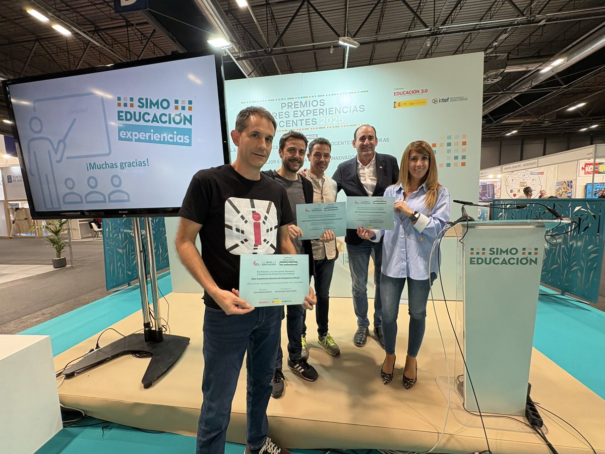 arcipreste2009's tweet image. Finalizamos @SIMOEDU_ con tres premios @educacyl y una mochila llena de ideas. Ha sido un placer compartir este momento con @jmperezra, @carloseducacyl y Soraya Pulido de @CEIPCOMUNEROSAV. Gracias a @fjmagdafuente por acompañarnos un año más. ¡Algo estamos haciendo bien!