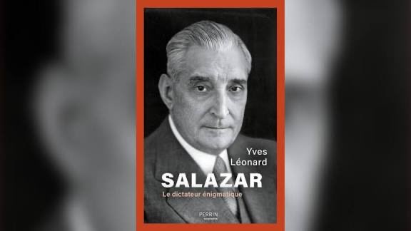 À l’heure où, au Portugal, le leader de l’extrême-droite invoque « deux ou trois Salazar » pour relever le pays, expliquer inlassablement ce que fut la dictature salazariste et la difficulté d’en sortir durablement