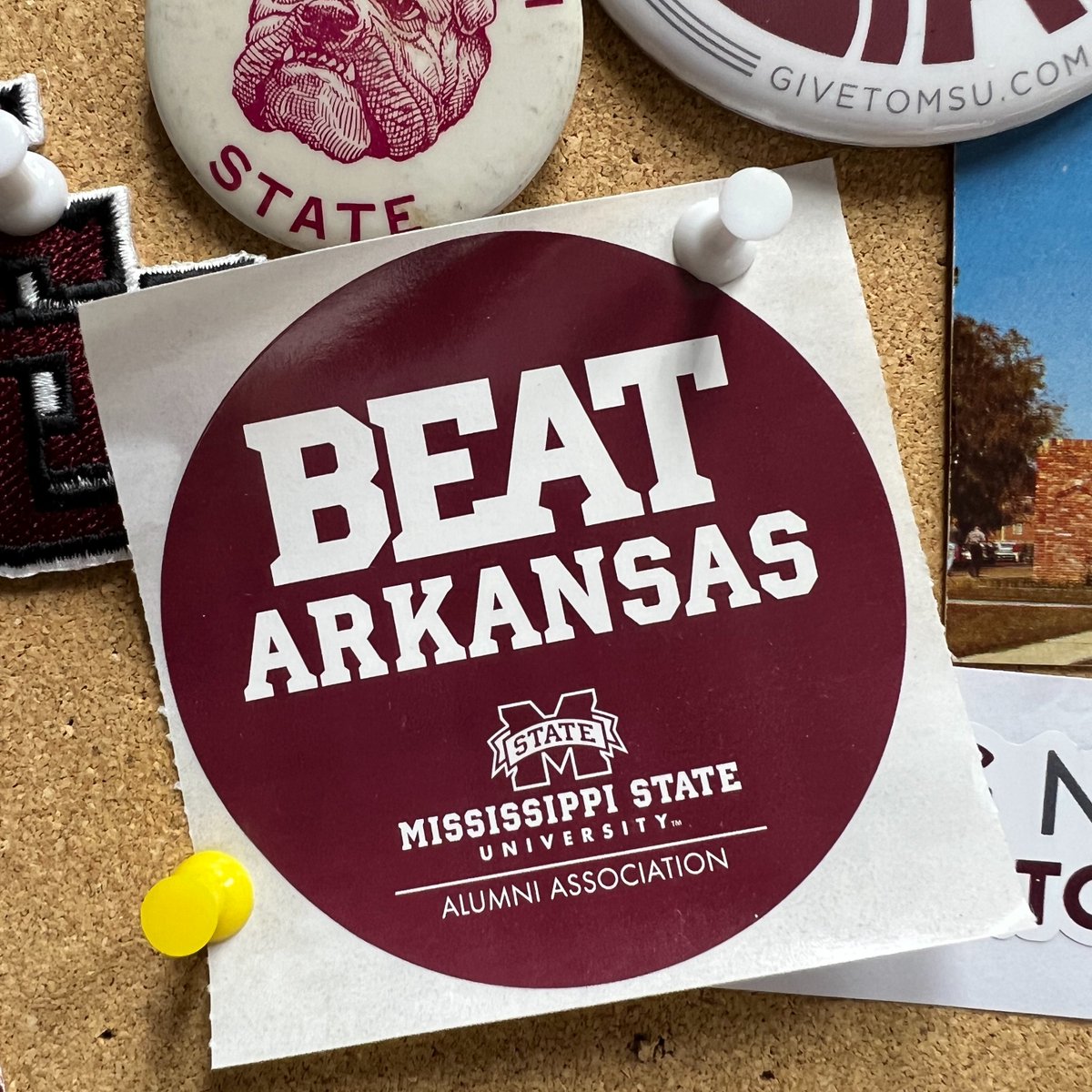 MSStateAlumni's tweet photo. Headed to Arkansas this weekend? Make plans to join us in the Natural State! 🐶 

📅 Oct 30 - Bulldog Social in Little Rock 
🔗 https://t.co/5tE4ijNyHU

📅 Nov 1 - Road Dawgs Tailgate in Fayetteville 
🔗 https://t.co/18ILrlQmVp https://t.co/GQ7TbO2vNC