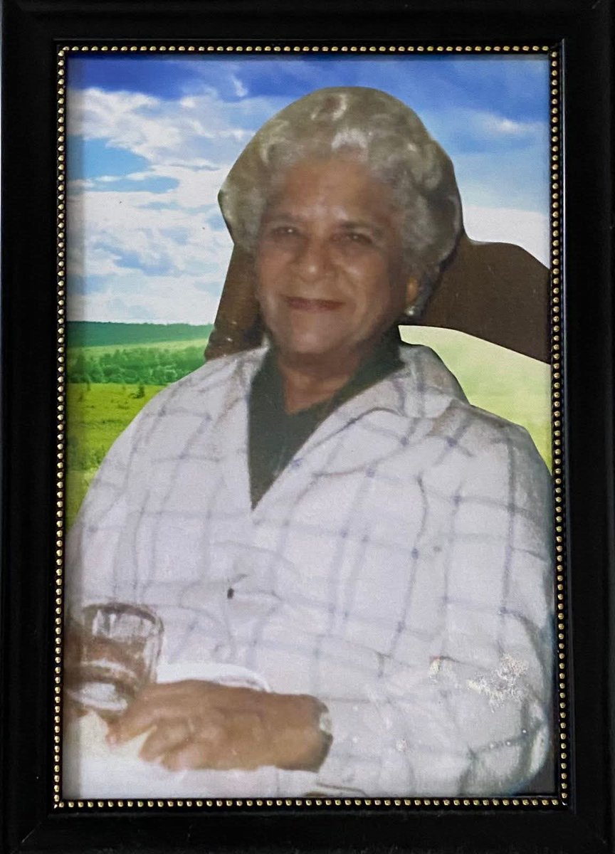 Madre querida e inolvidable, mami Nena:
Hoy se cumplen 40 años de tu Pascua, 40 años de tu regreso a la Casa del Padre.
Tantas cosas quedaron grabadas en mi corazón… Tú me enseñaste a amar al Señor y a la Virgen, no solo con tus palabras, sino sobre todo con tus acciones.