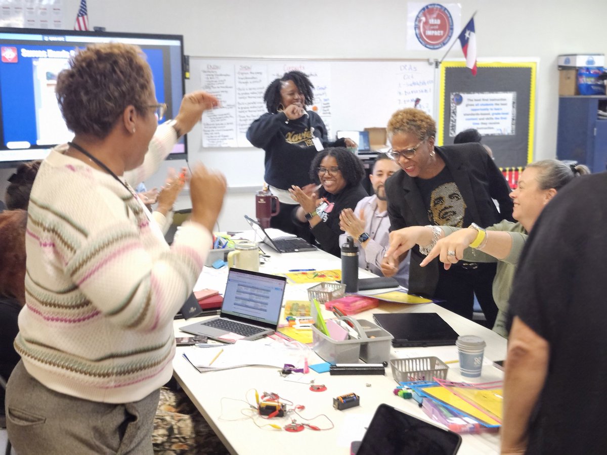 _SamuelNix's tweet image. What it looks like when teachers enjoy unpacking the standard and engaging in the learning they wilk be teaching @DuncanvilleISD
