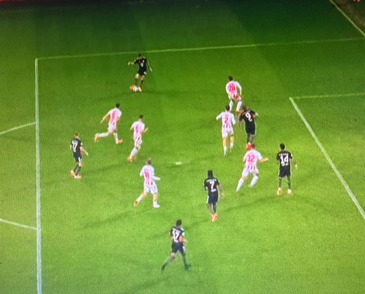 AIiBVB's tweet image. Als BVB-Fan hatte man gestern ja schon Glück: Fairerweise war es aber eine unfassbar knappe Entscheidung bei Beier und dazu am Anfang des Angriffs.

Wie das Abseits heute bei dem direkten Torschützen (Luis Díaz) übersehen werden konnte, ist aber komplette Unfähigkeit.

#BVBKOE