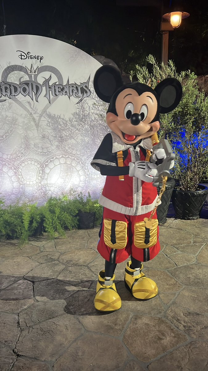 mickeynet023's tweet photo. 👑 キングダム ハーツ ミッキー おかわりグリ!
キングダム ハーツの特設エリアでは、時間によってミッキー・ドナルド・グーフィーが入れ替わりで登場!
誰に会えるかドキドキしながら並んだ結果…再びミッキーに✨
#MNDLR #DLRSep2025 #OogieBoogieBash https://t.co/5xXxqu7wJ6