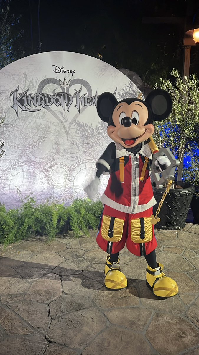 mickeynet023's tweet photo. 👑 キングダム ハーツ ミッキー おかわりグリ!
キングダム ハーツの特設エリアでは、時間によってミッキー・ドナルド・グーフィーが入れ替わりで登場!
誰に会えるかドキドキしながら並んだ結果…再びミッキーに✨
#MNDLR #DLRSep2025 #OogieBoogieBash https://t.co/5xXxqu7wJ6