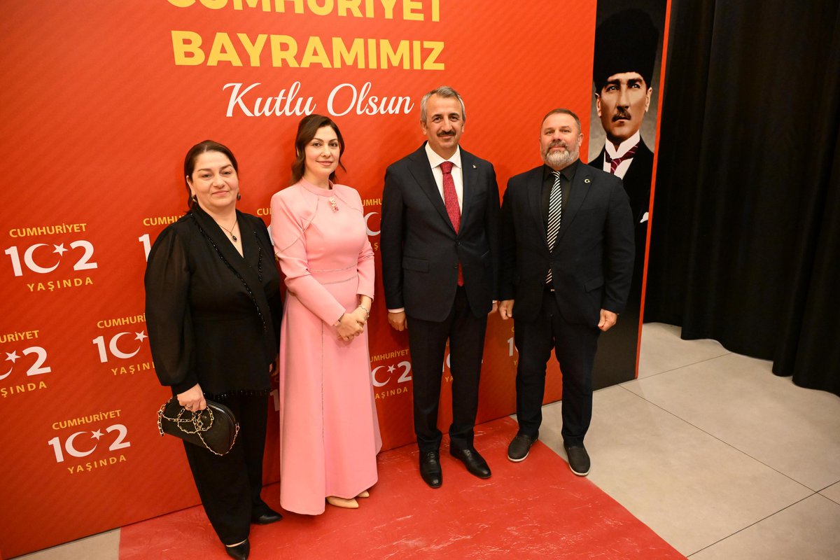CUMHURİYETİMİZİN  102. YILI 
Edirne Valimiz Sayın Yunus SEZER Ve Eşi  CANAN  SEZER Hanımefendi 'nin düzenledikleri Cumhuriyet Bayramı Resepsiyonuna  katılım sağladık.