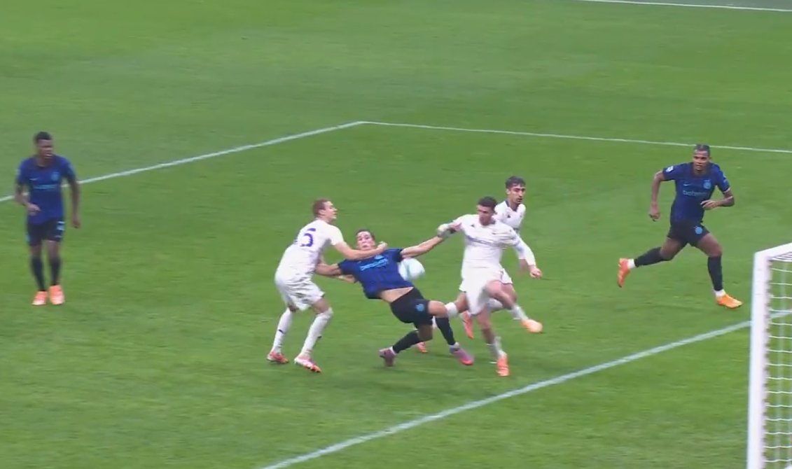 RSharmzz's tweet image. Lovely clothesline by Comuzzo on Pio