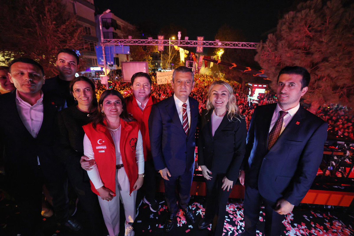 Bu akşam Kadıköy’de, Cumhuriyetimizin 102. yılını milyonlarla omuz omuza,
Genel Başkanımız Sayın <a href="/eczozgurozel/">Özgür Özel</a> katılımlarıyla kutlarken; gözlerdeki gurur ve kalplerdeki inançla bu büyük mirasın anlamını bir kez daha hissettik.

Cumhuriyet, sadece bir yönetim biçimi değil;