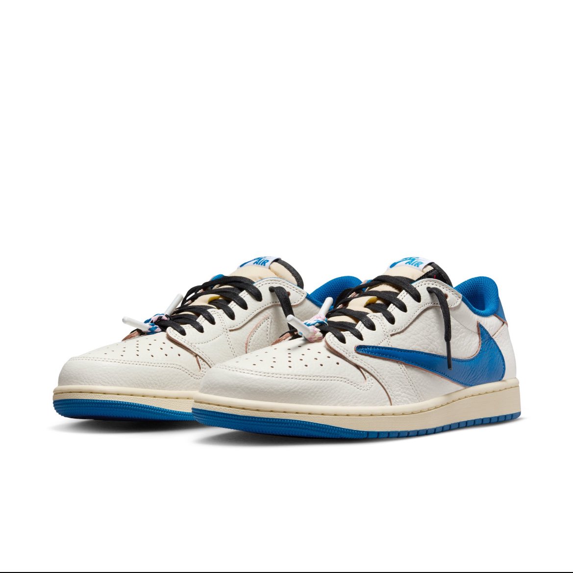 SNKRS_Sunitter's tweet photo. 【NIKE公式画像公開】

国内11月 SNKRSリリース予定
Air Jordan 1 Retro Low OG SP x Travis Scott Sail x Fragment  Military Blue
【MENS：DM7866-104 】

キッズサイズを含むフルファミリーサイズでのリリース https://t.co/mqrfE9ghGi