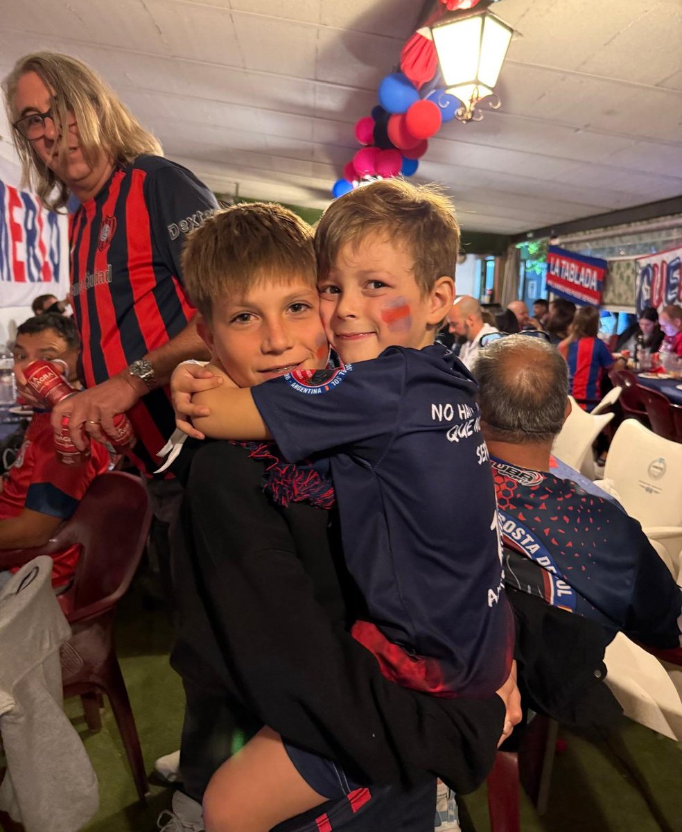 💙❤️ Ya es un clásico, que nos llena de orgullo y admiración: se llevó a cabo en Yeles, provincia de Toledo (España), el 10° Encuentro de Peñas Europeas de San Lorenzo, organizado por la peña "Osvaldo Soriano - Cuervos de Madrid". 

Fue una verdadera fiesta, a la que acudieron