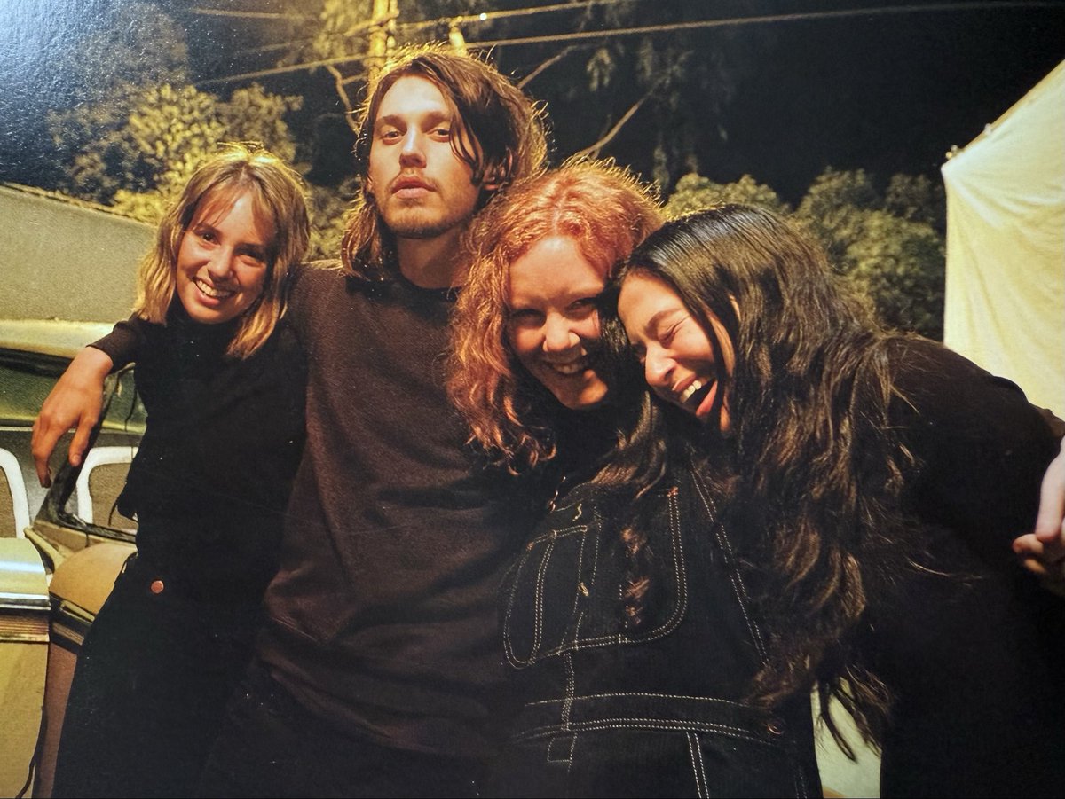 mikeymupdate's tweet image. Mikey Madison with Austin Butler, Maya Hawke and Madisen Beaty behind the scenes of “Once Upon a Time in Hollywood”.