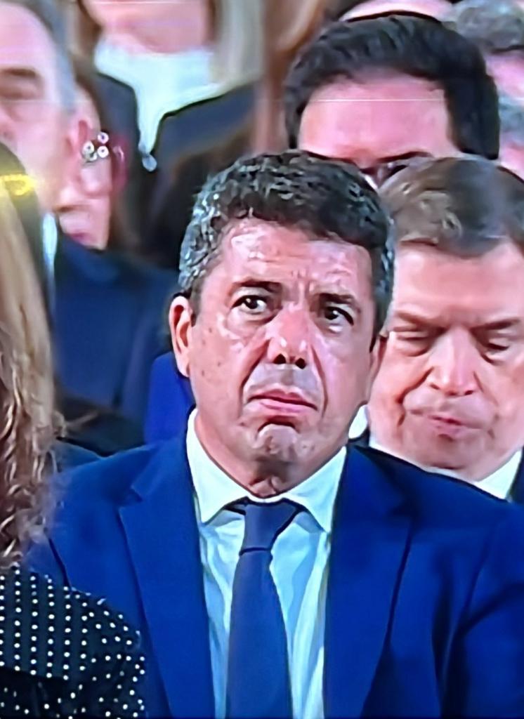 No sé si son imaginaciones mias o Carlos Mazón pone cara de estar compungido en el Funeral de Estado por las Víctimas de la DANA.
Macabrismo y cinismo político. 
No entiendo cómo puede seguir durmiendo tranquilo por las noches.