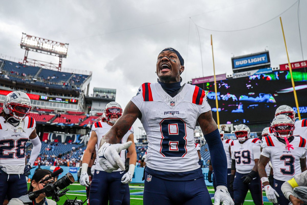 SavageSports_'s tweet image. Stefon Diggs gave his first Patriots touchdown ball to the athletic training room. 

Per: @MikeReiss 

"Shout out to them," he said. "They helped me up to this point, made me right ... They put in a lot of work."

Absolute LEADER.