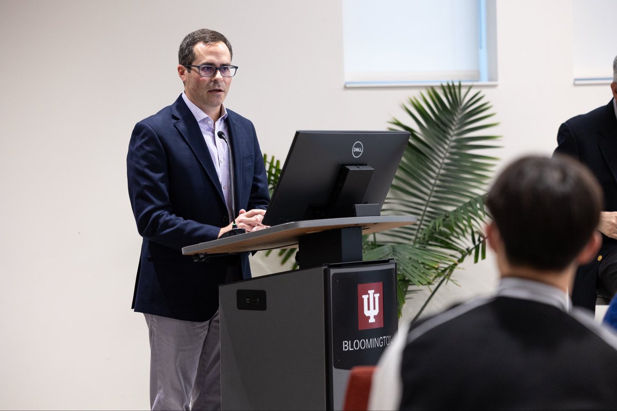 IUONeill's tweet photo. Had an amazing time listening to @DavidKonisky and @CarleySanya discuss their new book, "Power Lines: The Human Costs of American Energy in Transition," which takes a closer look at the human side of energy change.

https://t.co/gBCsEUzUeZ

#climate #energy #climatechange https://t.co/kI4jyR22vh