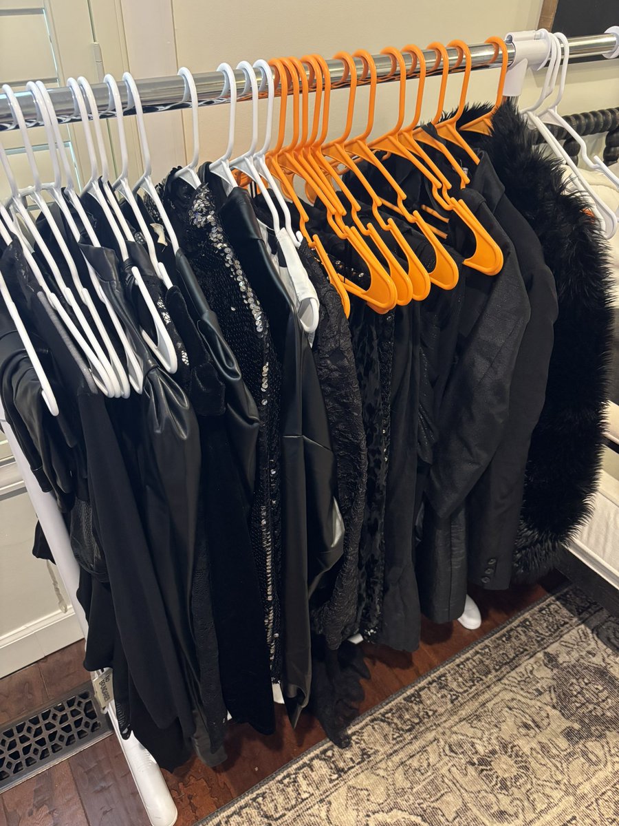 Ashley_H_Knight's tweet image. Decisions. Decisions. #DarkMode