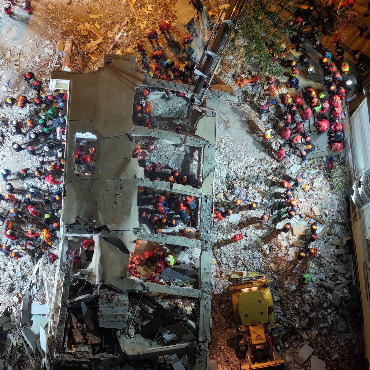 627 kisilik arama kurtarma ekibi 17 saatte 3 kişi çıkarıp 2 kisiye henüz ulaşamadılar.Şimdi büyük bir deprem oldugunu düşünsenize... #Gebze