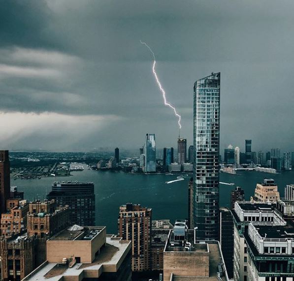 UNTDSTATESRP's tweet image. Sigue el mal tiempo en Nueva York, con tormentas extremas y caóticas, sin superar los 10° de temperatura y sin cesar las lluvias.