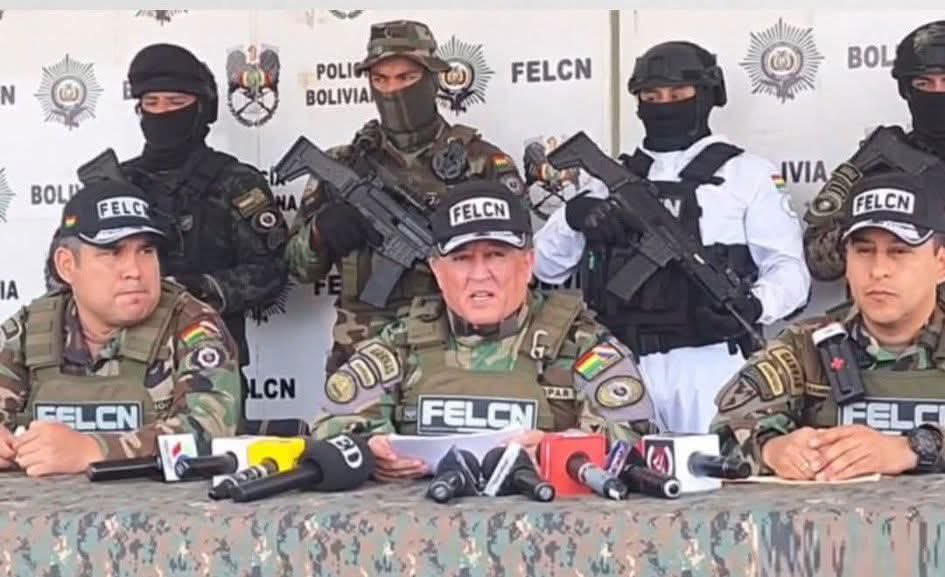 Sargento de Policía es aprehendido transportando 150 kg de c0c@in@ a Brasil, iba a recibir $us 500.000.

Un policía activo destinado a la cárcel de El Abra en #Cochabamba fue aprehendido por la #Felcn tras ser sorprendido transportando en su vehículo 150 kg. de coc@in@ hacia