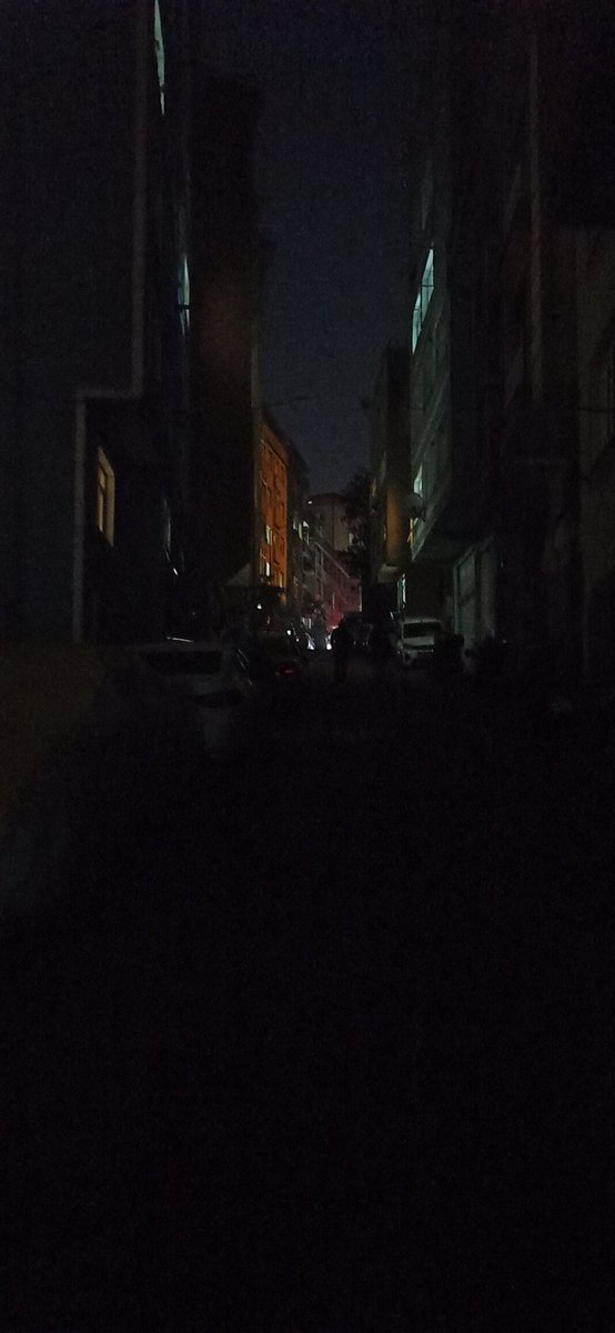 doganyz77's tweet photo. Gültepe Kağıthane Harmantepe mah sokak ismi yazmayacağım
15 gündür sokak aydınlatmalarimiz için neredeyse sokak sakinleri hergun 186 yi aramasina rağmen hala bu şekilde sabah çocuklarımız korka korka okula ise gidiyorlar 
#bogaziçielektrik #186 #enerjibakanligi #ariza #kagithane https://t.co/lzbgaQ6k8L