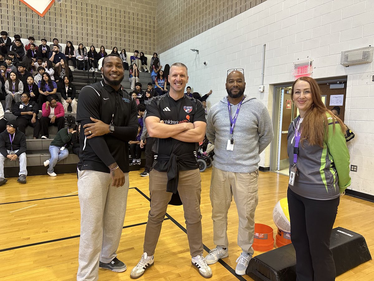 ⚽️🎉Former <a href="/FCDallas/">FC Dallas</a> player <a href="/kennycooperjr/">Kenny Cooper Jr</a> was principal for a day at <a href="/MedranoJrHigh/">Medrano Junior High</a> today! Mr. Cooper played soccer with the students and signed autographs! #PFAD2025