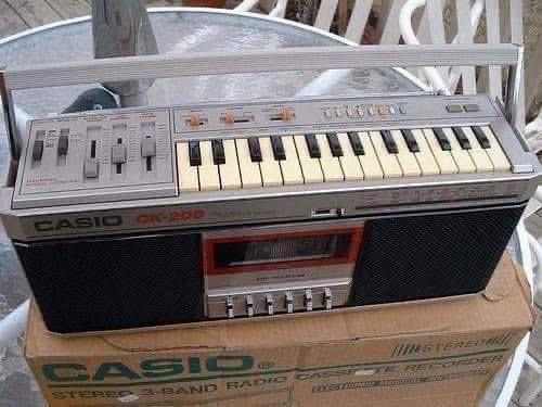 ComputerLove_'s tweet image. The Casio CK-200. Cassette deck boombox with keyboard built in. (1985)