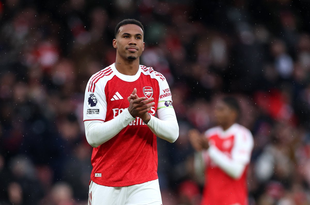 ultimate_kombo's tweet image. The best CB in the world done enter, the match done End 

Congratulations to Arsenal for making it to the next round 😂😂😂