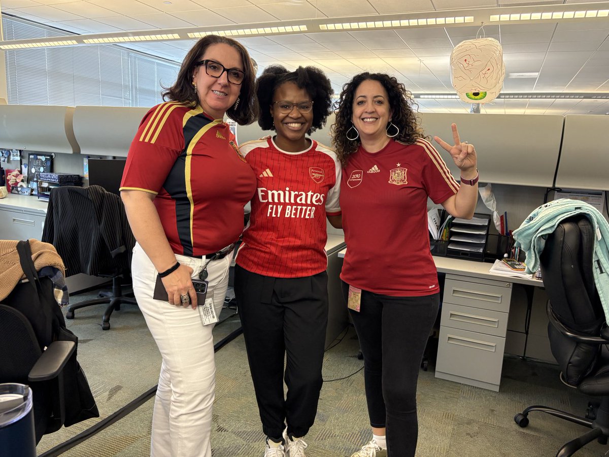 Celebrating Spirit week with my new team, fav team t-shirt #soccer # Laroja #arsenal