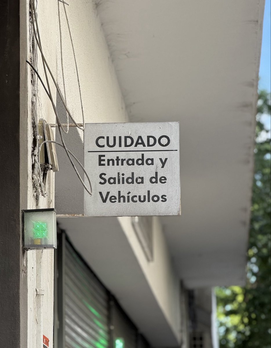leautogram's tweet photo. Pueden identificar la marca de autos, leyendo este cartel? https://t.co/GesIjWh86k