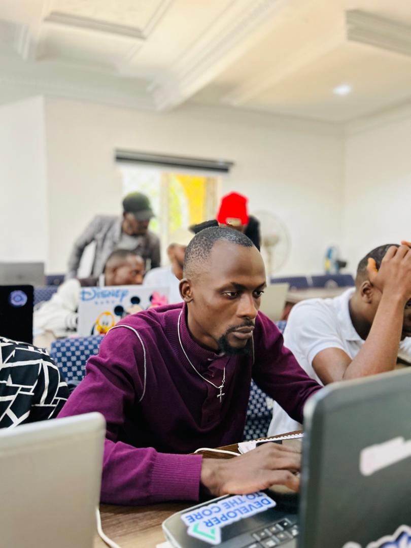 scarfacedoteth's tweet image. You can feel the FOCUS in the room — no noise, no distractions, just builders locked in.

18 weeks of learning, experimenting, and now, shipping real products on @base supported by @BasedWestAfrica

This is what dedication looks like. 

#BlockfuseLabs #OnBase #OnchainAfrica…