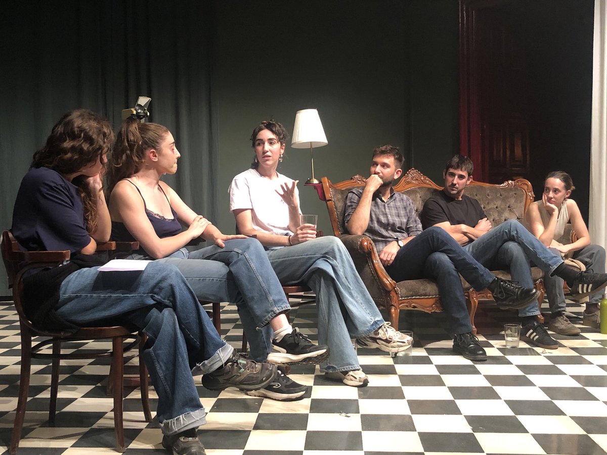 Una faula per explicar la gentrificació al Barri Gòtic de Barcelona. On les paneroles són els veïns i els “Steven” són els turistes. Titelles i ombres xineses com a suport a la proposta. Avui, a més, col·loqui postfunció. A <a href="/maldateatre/">El Maldà</a>. <a href="/SindicatLloguer/">Sindicat de Llogateres i Llogaters</a> <a href="/resistimalgotic/">Resistim al Gòtic</a>