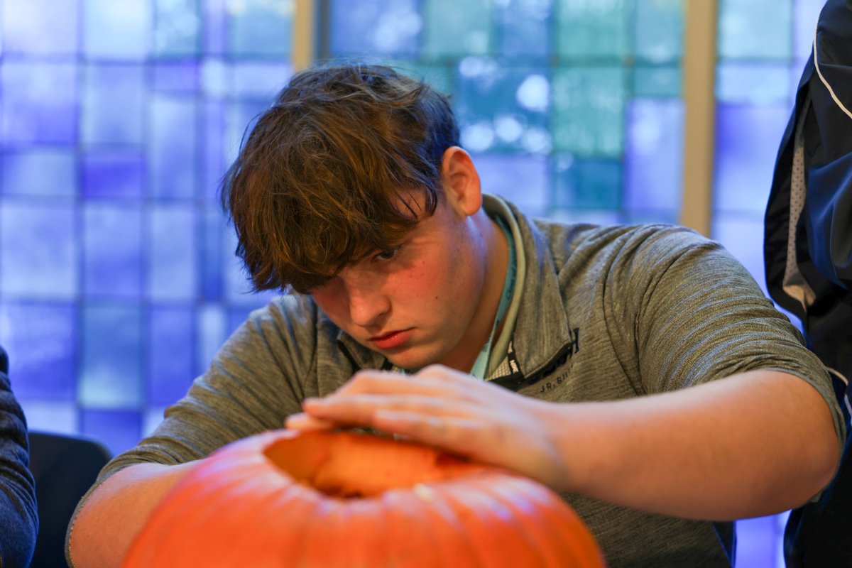 sluhjrbills's tweet image. Today we kicked off our Halloween activities with a pumpkin carving contest. Congrats to our winner, fine arts teacher Sarah Rebholz! #SLUHLife
📸 Nathan O'Brien '26