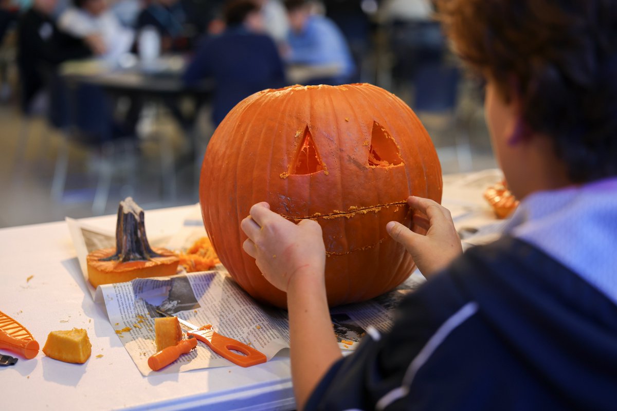 sluhjrbills's tweet image. Today we kicked off our Halloween activities with a pumpkin carving contest. Congrats to our winner, fine arts teacher Sarah Rebholz! #SLUHLife
📸 Nathan O'Brien '26