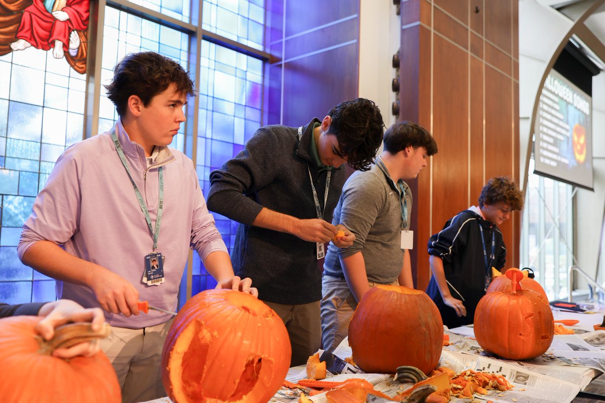sluhjrbills's tweet image. Today we kicked off our Halloween activities with a pumpkin carving contest. Congrats to our winner, fine arts teacher Sarah Rebholz! #SLUHLife
📸 Nathan O'Brien '26