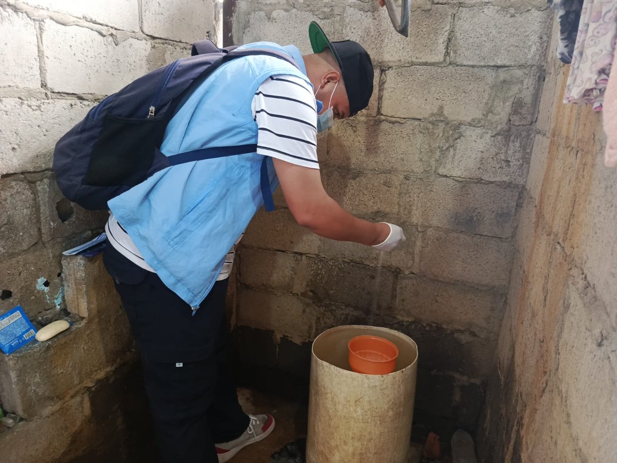 DPS_LosRios's tweet photo. #Urdaneta | Comprometido con el bienestar de la población, @Salud_Ec realiza actividades 🚫🦟 para prevenir y controlar la proliferación del mosquito transmisor de Zika, Dengue y Chikungunya, en los sectores: Tongo, las Palmeras y las Tecas de la parroquia Ricaurte. https://t.co/yB7TCUU0Ll