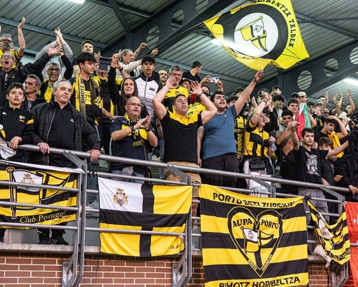 markelgg_98's tweet image. ‼️El sorpresón de la Copa se da en Bizkaia.

👉🏻 El Portugalete (45.000 habitantes) y jugando en 3ªRFEF elimina al Valladolid (300.000 habitantes) que el año pasado jugaba en Primera.

⚫🟡 Txapela kentzeko modukoa. Zorionak jarrilleros!