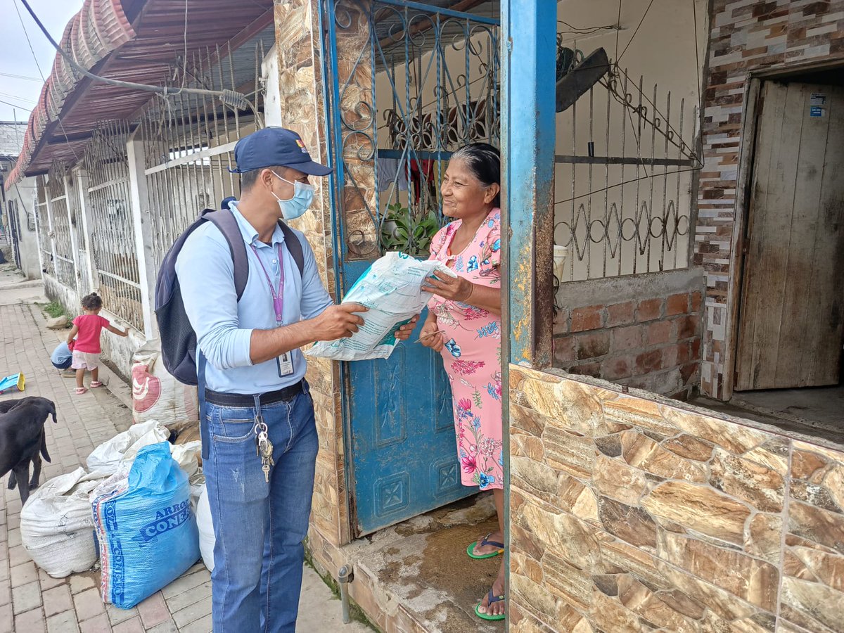 DPS_LosRios's tweet photo. #Urdaneta | Comprometido con el bienestar de la población, @Salud_Ec realiza actividades 🚫🦟 para prevenir y controlar la proliferación del mosquito transmisor de Zika, Dengue y Chikungunya, en los sectores: Tongo, las Palmeras y las Tecas de la parroquia Ricaurte. https://t.co/yB7TCUU0Ll