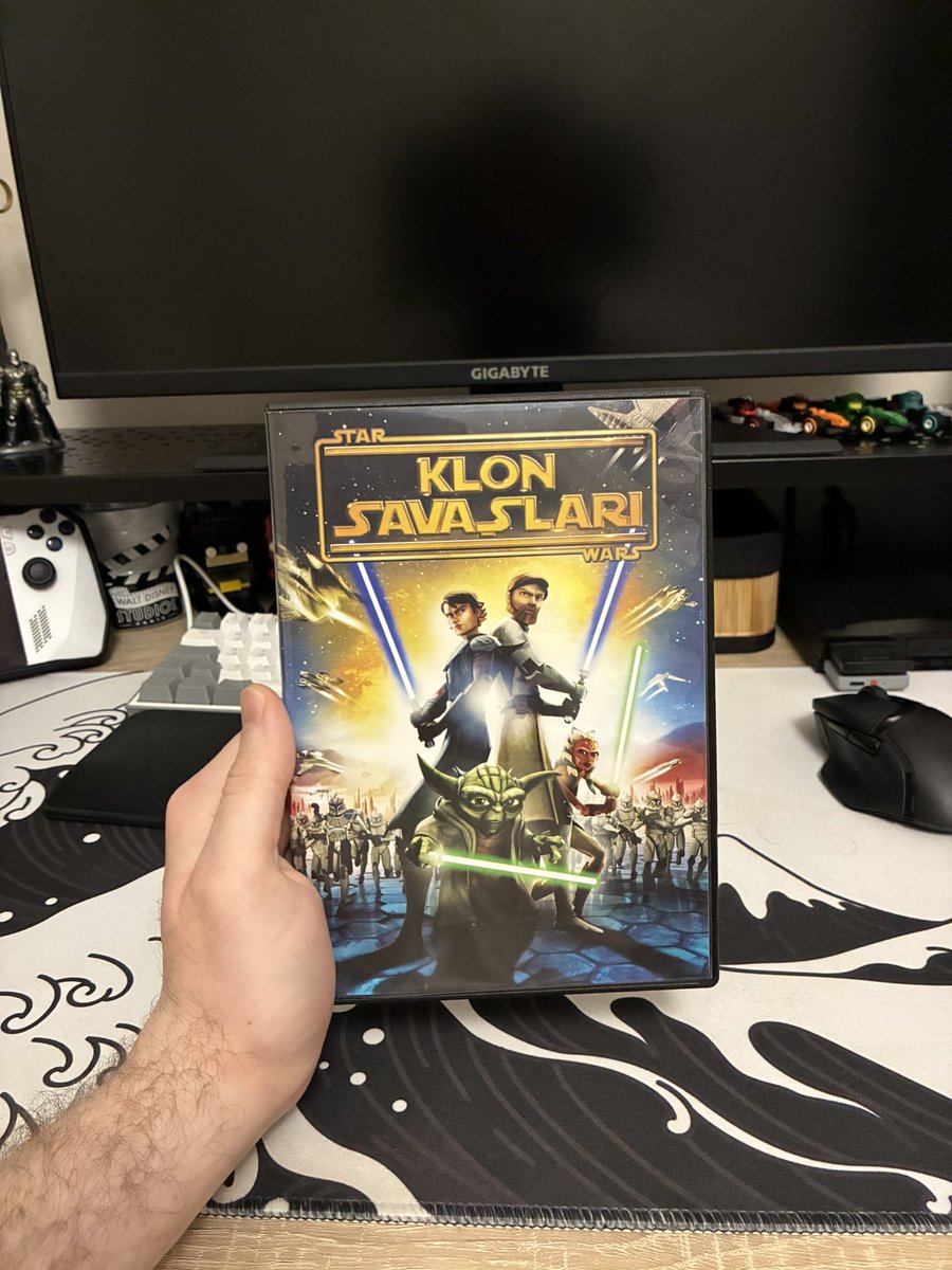 Biraz da bit pazarlarında bulduğum ıvır zıvırları paylaşmak istedim hesabımda; Jelatini açılmamış bi Clone Wars DVD'si bi Star Wars sever olarak koleksiyonuma eklendi. (Tabiki eve döner dönmez dayanamayıp jelatinini açtım 🥲)