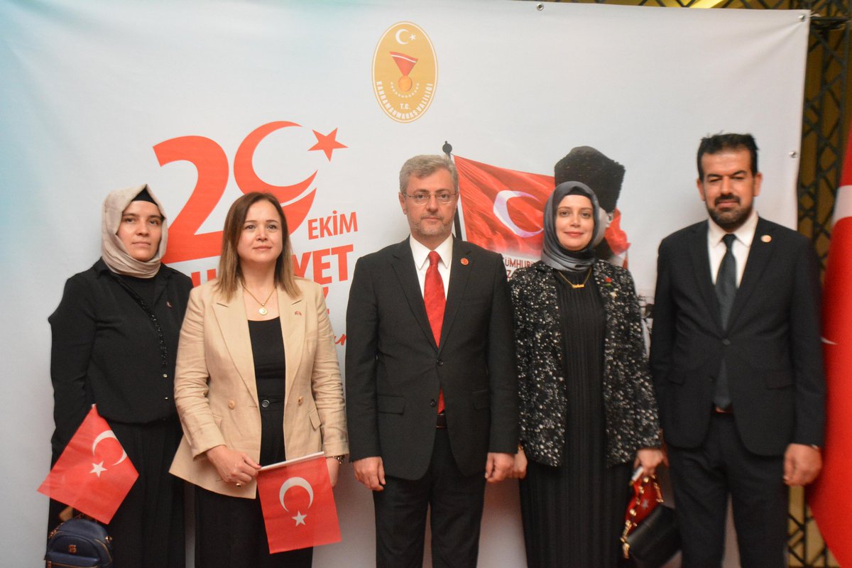 İl Başkanımız Sayın Mansur Metehan, Yönetim Kurulu Üyeİllerimiz, KAÇEP İl Yönetim Kurulu Üyelerimiz, Kamu-Sen İl Başkanımız ve Türk Büro-Sen İl Başkanımız ile birlikte 29 Ekim Cumhuriyet Bayramı münasebetiyle düzenlenen resepsiyona katılım sağladık.