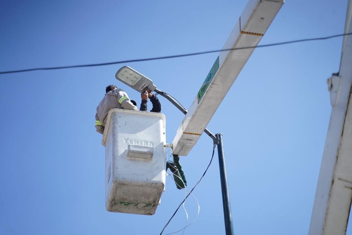 💡 Cumplimos con el compromiso hecho en la Asamblea de Construcción de la Paz. 🕊️

Derivado de las peticiones de vecinas y vecinos, hoy se llevaron a cabo trabajos de reparación de luminarias en la UH Ecológica Novedades Impacto, mejorando la seguridad y el bienestar de la