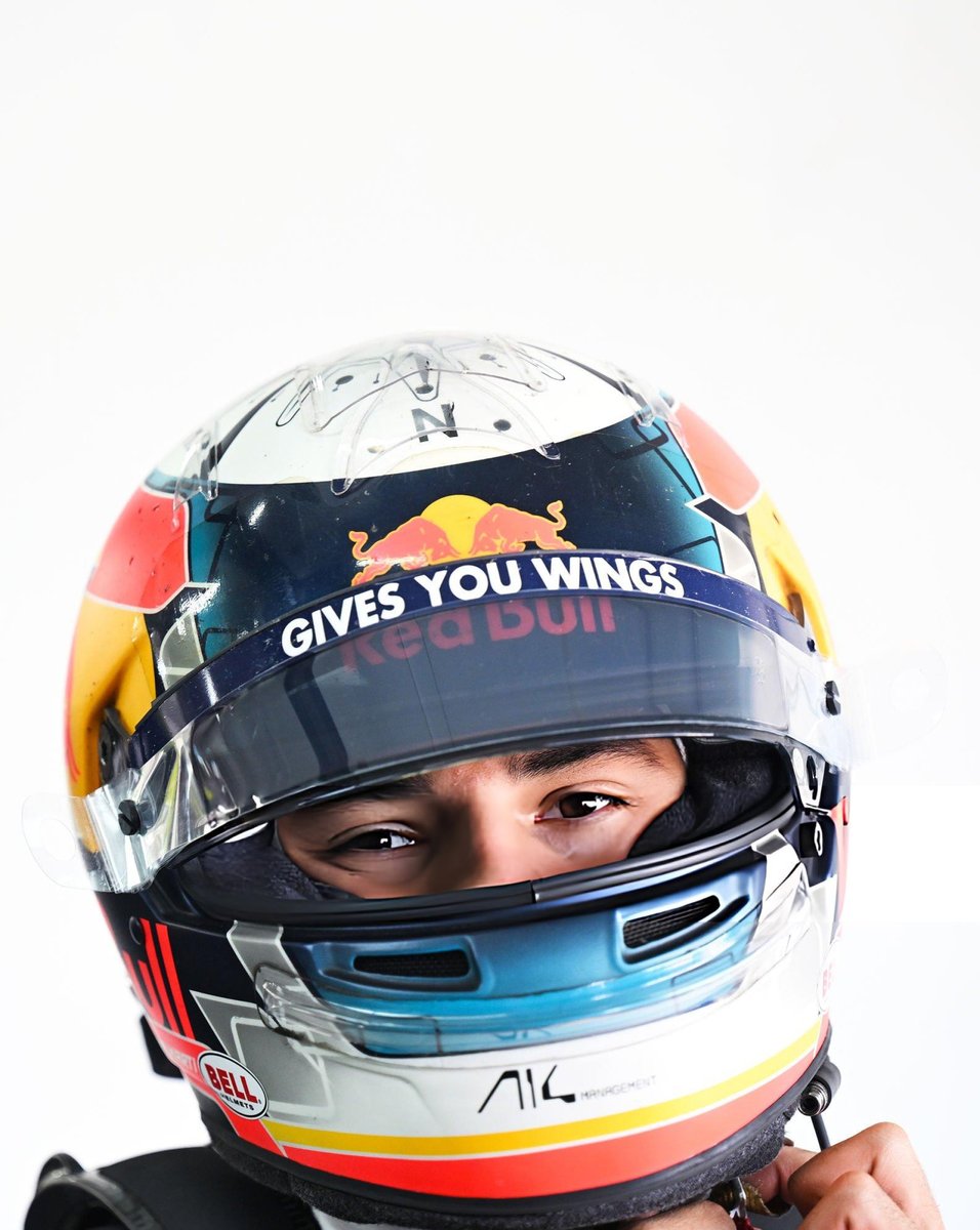 PMartiUpdates's tweet image. 📷🇬🇧| Pepe putting on his hemlet to hit the track during day 3 of pre-season testing 👊

📷🇪🇸|  Pepe poniéndose el casco para salir a pista durante el tercer día de test de pretemporada 👊

©️ Simon Galloway

#FormulaE #FETesting #CupraKiro #PepeMarti