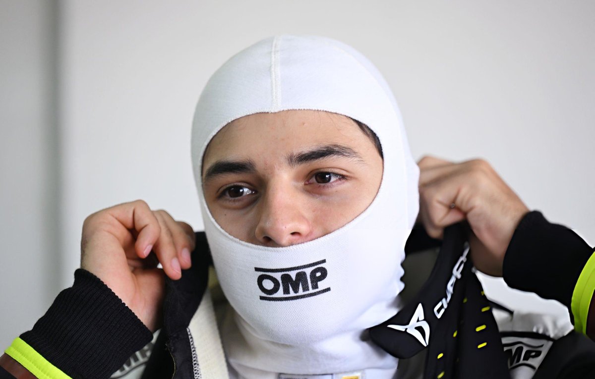 PMartiUpdates's tweet image. 📷🇬🇧| Pepe putting on his hemlet to hit the track during day 3 of pre-season testing 👊

📷🇪🇸|  Pepe poniéndose el casco para salir a pista durante el tercer día de test de pretemporada 👊

©️ Simon Galloway

#FormulaE #FETesting #CupraKiro #PepeMarti