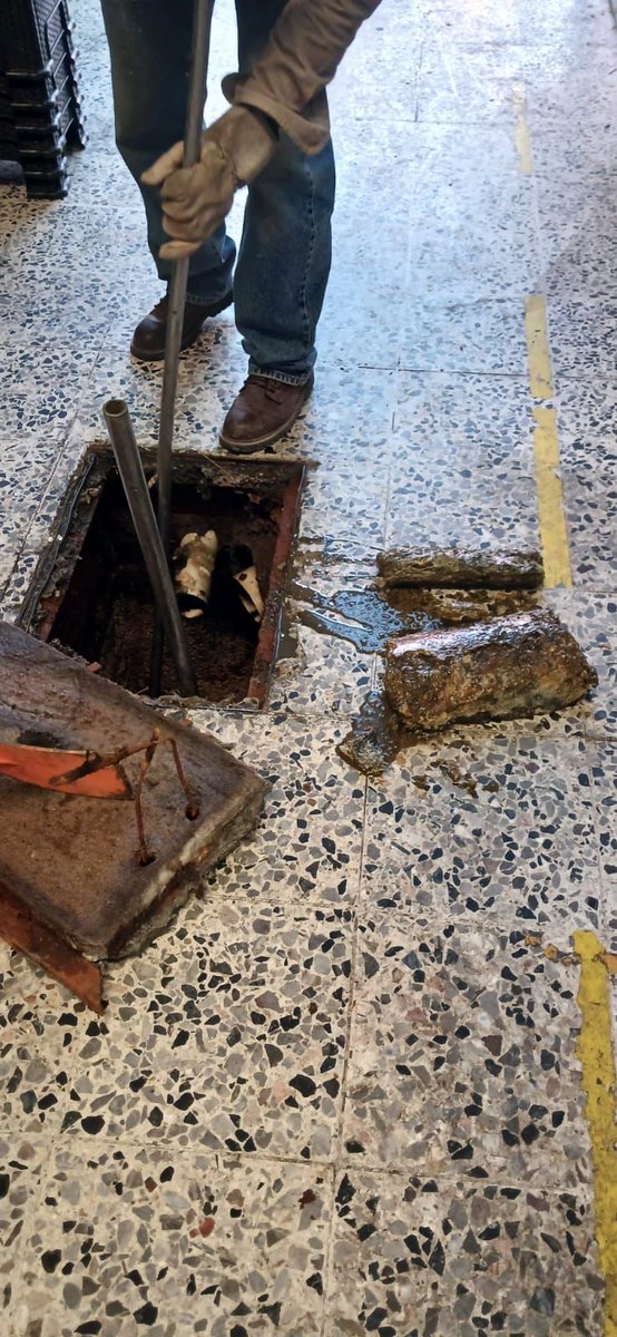 🚿💪 En el #MercadoPasteros seguimos trabajando por un entorno más limpio y funcional.

El equipo de la Dirección General de Obras realizó labores de #desazolve dentro del mercado, para mejorar el drenaje y evitar encharcamientos.

Cada acción cuenta cuando se trata de cuidar