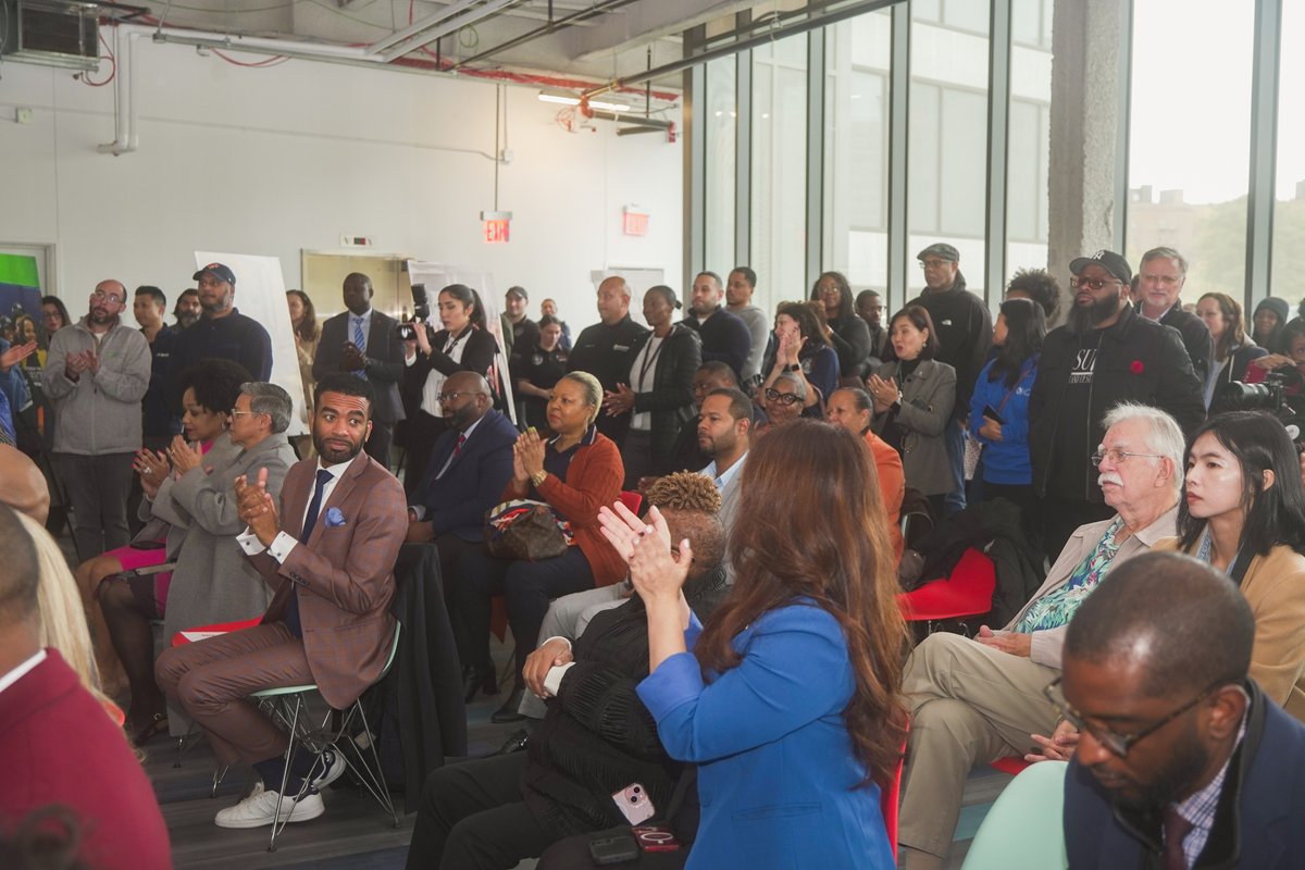 NYCYouth's tweet image. We have officially opened a new 21,000-square-foot “one-stop shop” community space behind Queens Borough Hall in Kew Gardens!
 
Operated by @Commonpoint_Qns, the space will serve as a hub for city services, community events, and nonprofit programming!