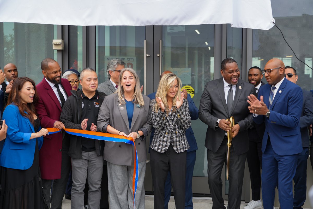 NYCYouth's tweet image. We have officially opened a new 21,000-square-foot “one-stop shop” community space behind Queens Borough Hall in Kew Gardens!
 
Operated by @Commonpoint_Qns, the space will serve as a hub for city services, community events, and nonprofit programming!