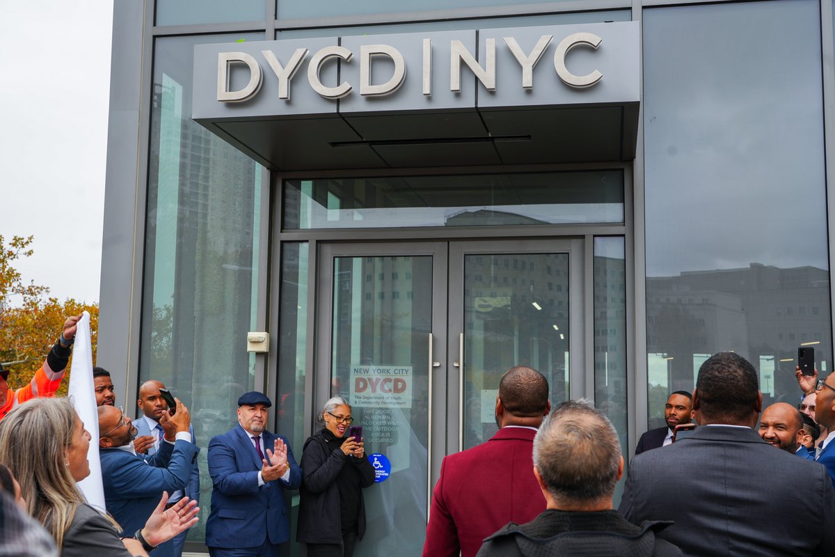 NYCYouth's tweet image. We have officially opened a new 21,000-square-foot “one-stop shop” community space behind Queens Borough Hall in Kew Gardens!
 
Operated by @Commonpoint_Qns, the space will serve as a hub for city services, community events, and nonprofit programming!
